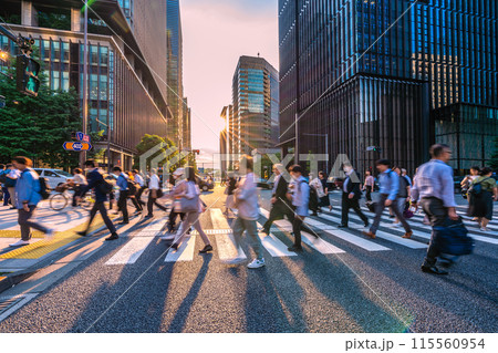 日本の東京都市景観 帰宅など。大手町駅前の交差点などを望む。左側は丸の内、右は大手町＝6月14日 115560954