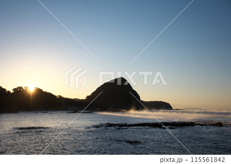 冬の海に輝く朝日 115561842