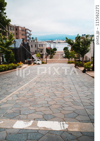 石畳の坂から見た風景 115562271