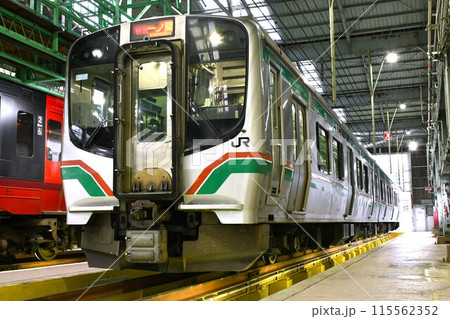 車両基地に停車するE721系電車(快速・一ノ関表示) 車両基地に停車するE721系電車(快速・一ノ関表示) 115562352