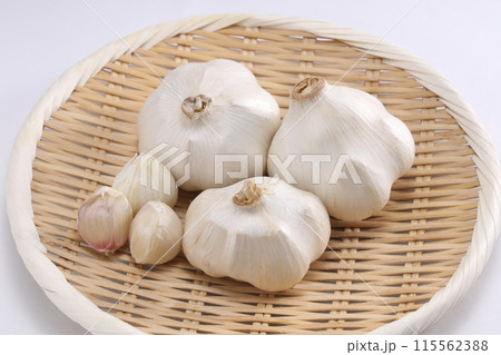 ざるに盛られたニンニク 115562388