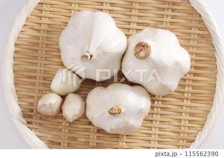 ざるに盛られたニンニク 115562390