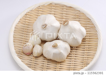 ざるに盛られたニンニク 115562391