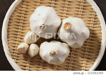 ざるに盛られたニンニク 115562393