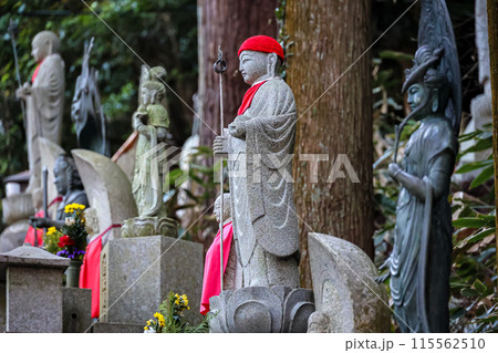 奈良県生駒市の宝山寺奥の院参道の地蔵群 115562510