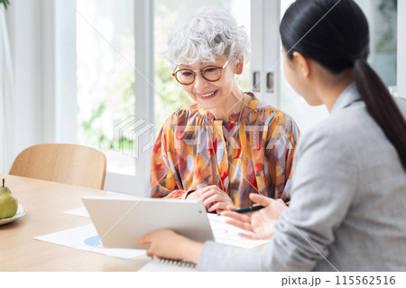富裕層のシニアの女性に営業するビジネスウーマン, 富裕層のシニアの女性に営業するビジネスウーマン, 115562516