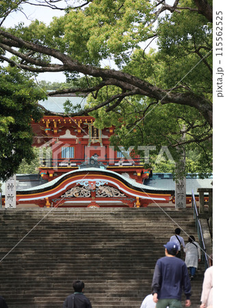 防府天満宮、表参道の石段下から見上げる楼門 115562525