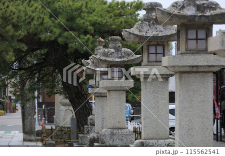 防府天満宮、表参道の石灯籠 115562541