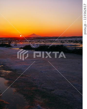 早春のサロベツ原生花園から利尻山の脇に沈む太陽を臨む 早春のサロベツ原生花園から利尻山の脇に沈む太陽を臨む 115562617