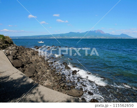 湯島の西海岸から見える雲仙岳 (熊本県上天草市) 湯島の西海岸から見える雲仙岳 (熊本県上天草市) 115562650