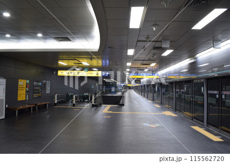 韓国・ソウル市内の地下鉄駅ホーム(京義中央線 弘大入口駅) 115562720