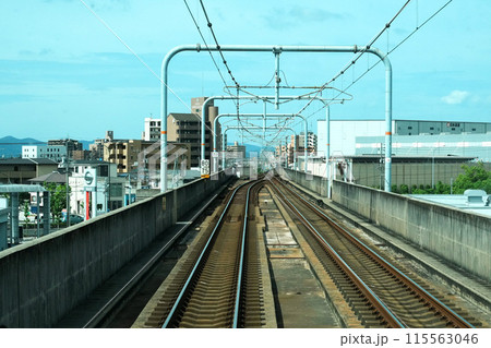 JR瀬戸大橋線(岡山・高松間)先頭車両最前席からの眺め JR瀬戸大橋線(岡山・高松間)先頭車両最前席からの眺め 115563046