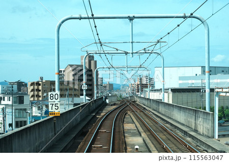 JR瀬戸大橋線(岡山・高松間)先頭車両最前席からの眺め JR瀬戸大橋線(岡山・高松間)先頭車両最前席からの眺め 115563047