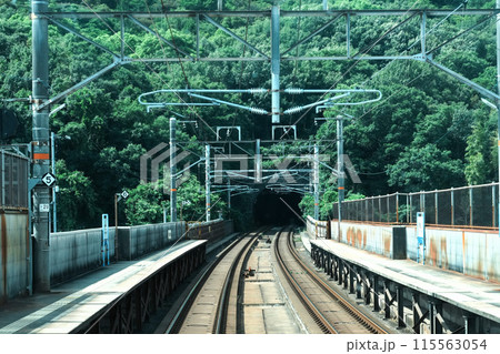 JR瀬戸大橋線(岡山・高松間)先頭車両最前席からの眺め JR瀬戸大橋線(岡山・高松間)先頭車両最前席からの眺め 115563054