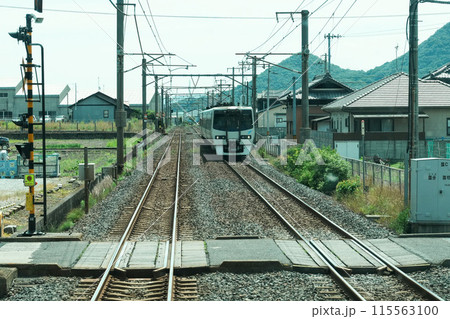 JR瀬戸大橋線(岡山・高松間)先頭車両最前席からの眺め JR瀬戸大橋線(岡山・高松間)先頭車両最前席からの眺め 115563100
