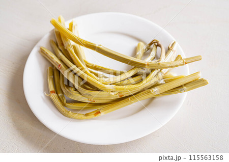 下処理したイタドリ 下処理したイタドリ 115563158