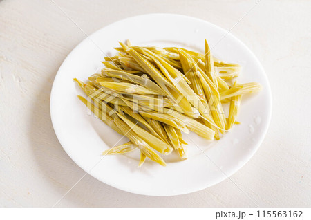 下処理してカットしたイタドリ 115563162