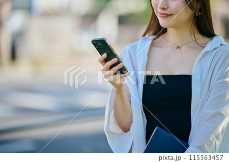スマホを操作する若い女性 115563457