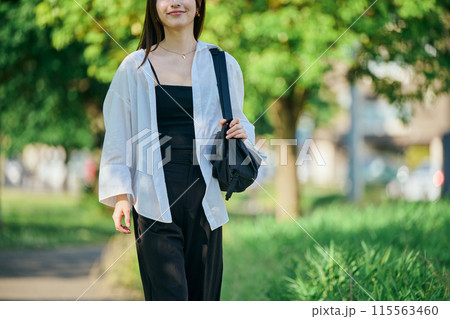 通勤する若い女性 115563460