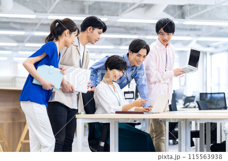 オフィスで働くエンジニア 115563938