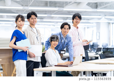 オフィスで働くエンジニア 115563939