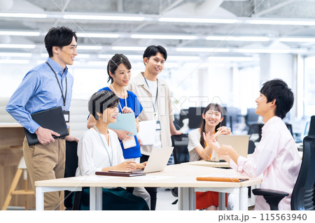 オフィスで働くエンジニア オフィスで働くエンジニア 115563940