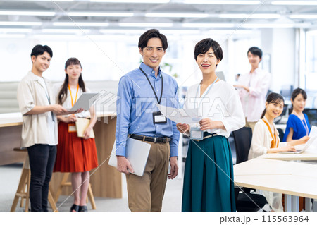 オフィスで働くエンジニア 115563964