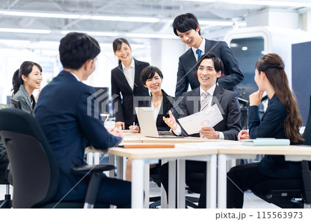 オフィスで働くビジネスマン オフィスで働くビジネスマン 115563973