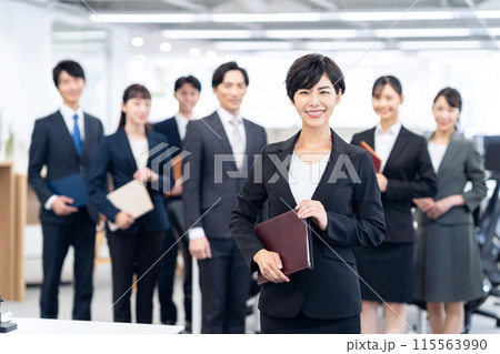 オフィスで働くビジネスマン 115563990