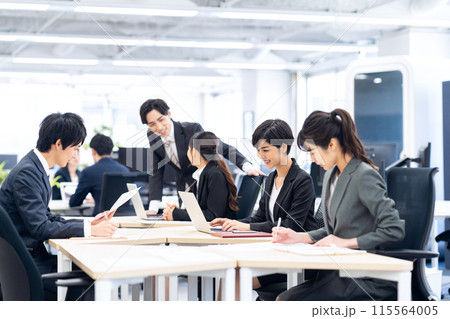 オフィスで働くビジネスマン 115564005