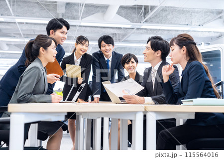 オフィスで働く男女のビジネスマン オフィスで働く男女のビジネスマン 115564016