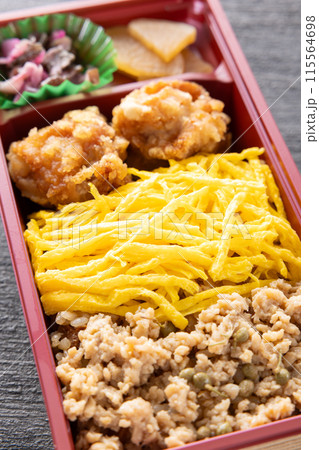 おいしい鶏肉弁当 115564698