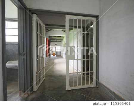 佐渡島　旧相川拘置支所　廊下 115565401