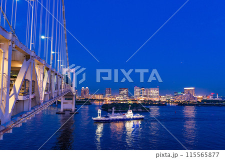 （東京都）レインボーブリッジから眺めるお台場方面　通過する船舶 115565877