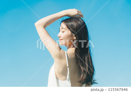 若い女性の紫外線 UVケアイメージ 115567846