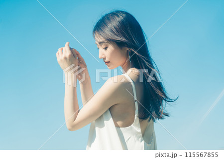 若い女性の紫外線 UVケアイメージ 115567855