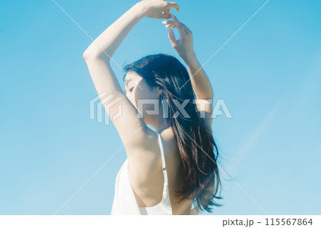若い女性の紫外線 UVケアイメージ 若い女性の紫外線 UVケアイメージ 115567864