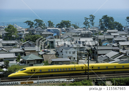 海の近くを走る幸せの黄色い新幹線ドクターイエロー 海の近くを走る幸せの黄色い新幹線ドクターイエロー 115567985