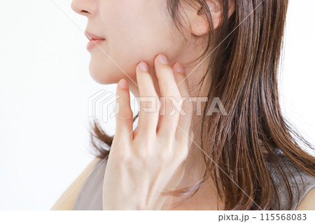 女性の横顔　噛み合わせ 115568083