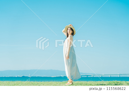 リゾート地でバカンスを楽しむワンピースの女性 115568622