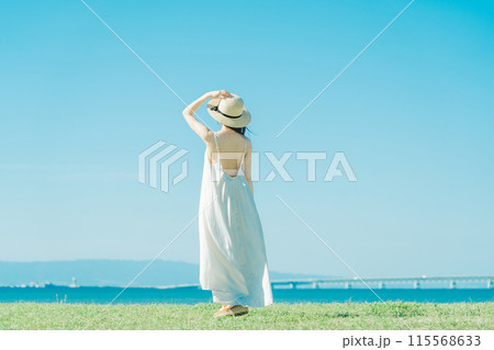 リゾート地でバカンスを楽しむワンピースの女性 115568633