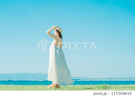 リゾート地でバカンスを楽しむワンピースの女性 115568634