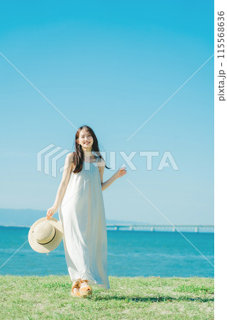 リゾート地でバカンスを楽しむワンピースの女性 リゾート地でバカンスを楽しむワンピースの女性 115568636