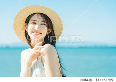 海と青空バックの麦わら帽子を被った女性 海と青空バックの麦わら帽子を被った女性 115568769