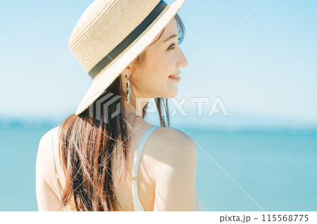 海と青空バックの麦わら帽子を被った女性 海と青空バックの麦わら帽子を被った女性 115568775