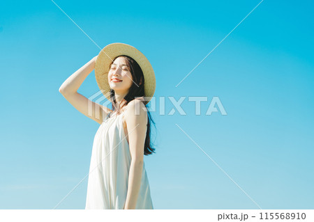 若い女性の紫外線 UVケアイメージ 115568910