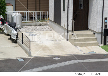 一戸建て住宅の駐車場　コンクリート舗装 115569160