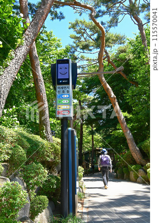 登山道にある微粉塵(大気汚染)信号灯【韓国/アチャ山】 登山道にある微粉塵(大気汚染)信号灯【韓国/アチャ山】 115570041