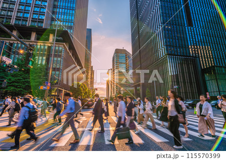 日本の東京都市景観 大手町駅前の交差点、帰宅風景,などを望む。左側は丸の内、右は大手町=6月14日 日本の東京都市景観 大手町駅前の交差点、帰宅風景,などを望む。左側は丸の内、右は大手町=6月14日 115570399