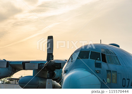 夕日と輸送機 米軍 C-130 夕日と輸送機 米軍 C-130 115570444